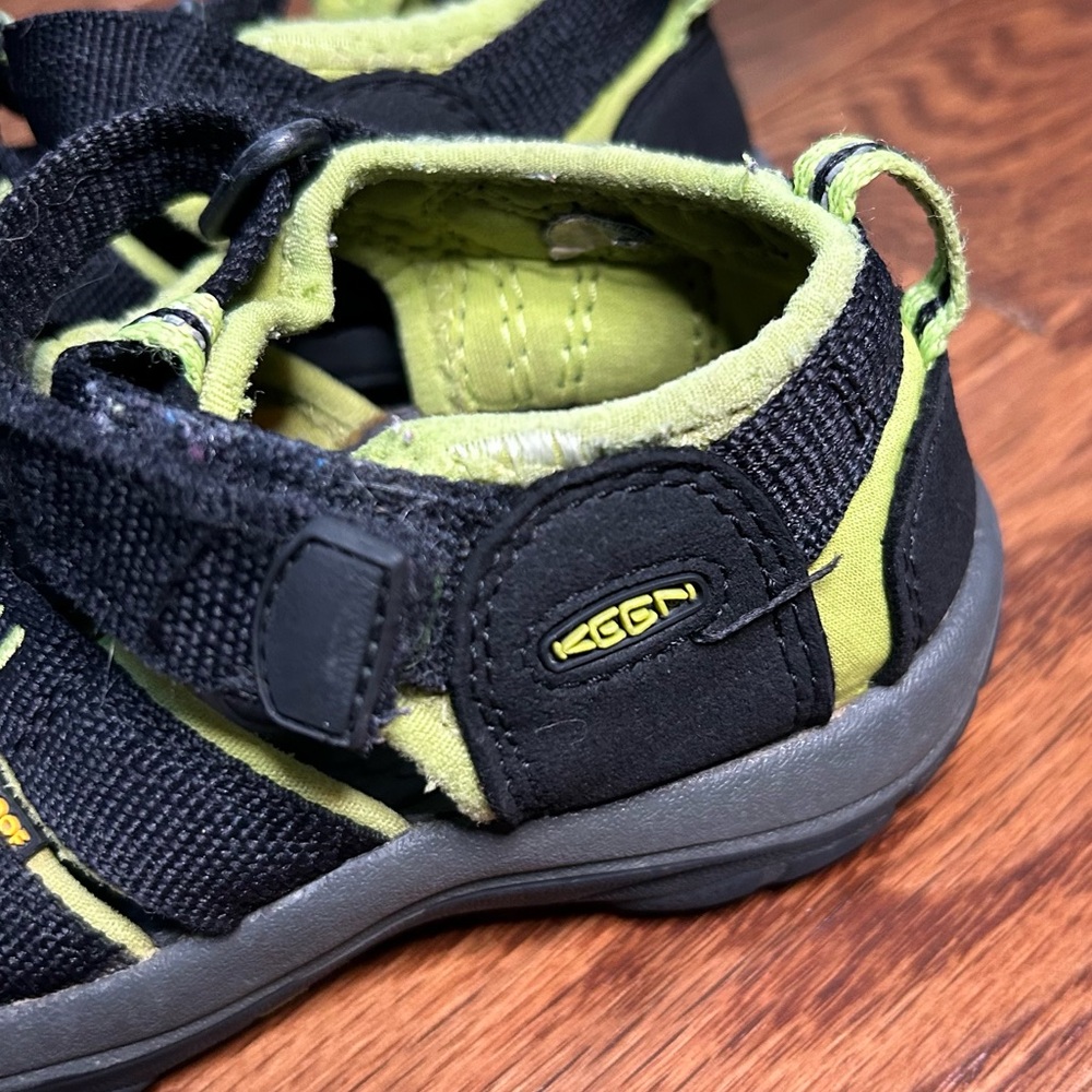 KEEN Kids Newport H2 Waterproof Black and Green Sandals - size 11 - Picture 5 of 8